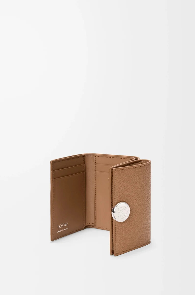 portefeuille trois volets pebble en cuir de veau grainé mocha