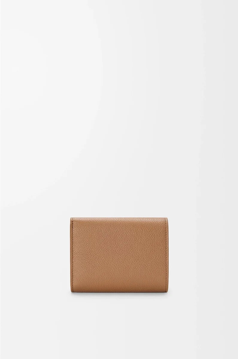 portefeuille trois volets pebble en cuir de veau grainé mocha