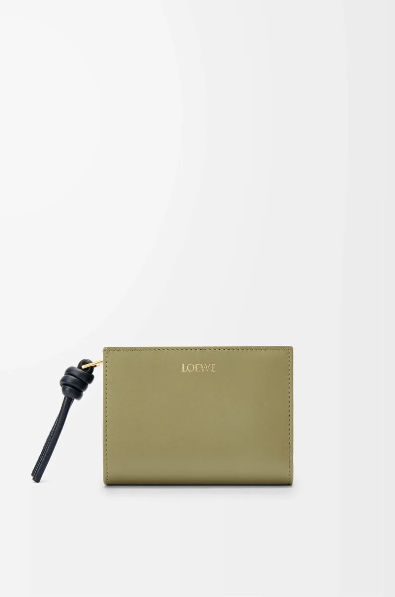 portefeuille compact knot en cuir de veau nappa brillant eucalyptusbleu marine profond