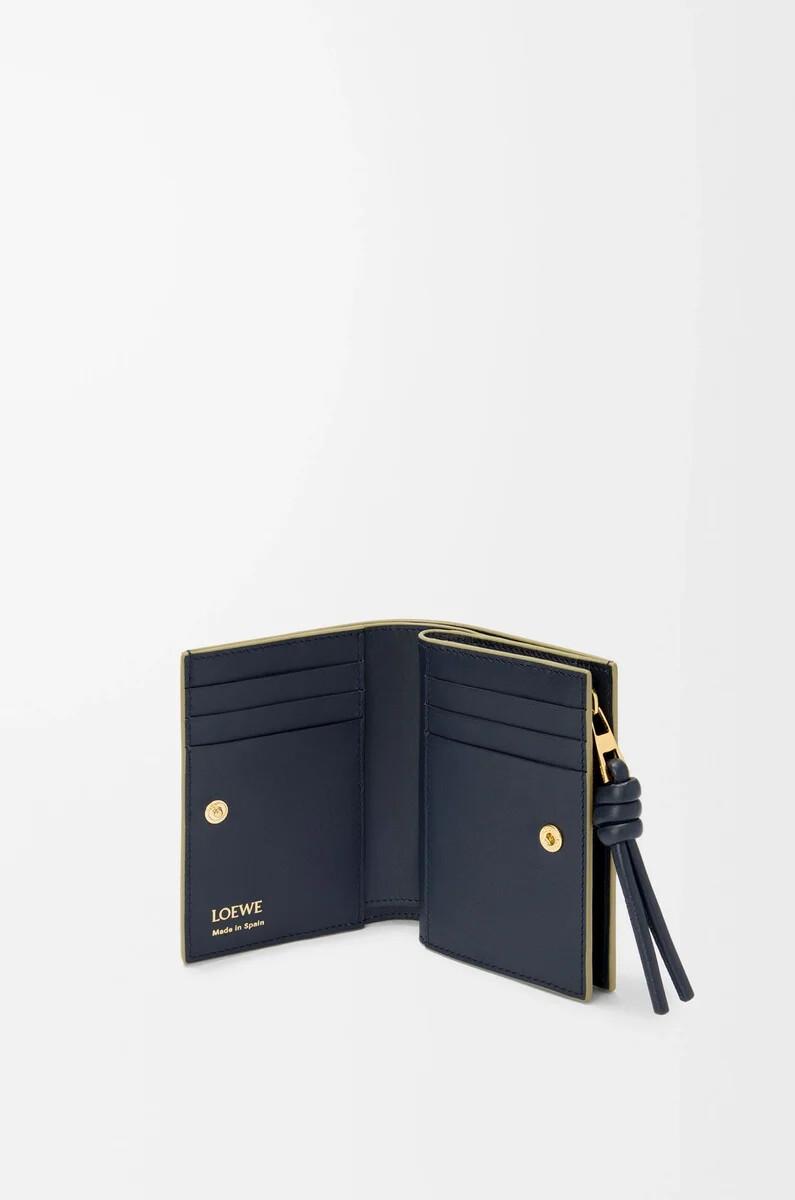 portefeuille compact knot en cuir de veau nappa brillant eucalyptusbleu marine profond