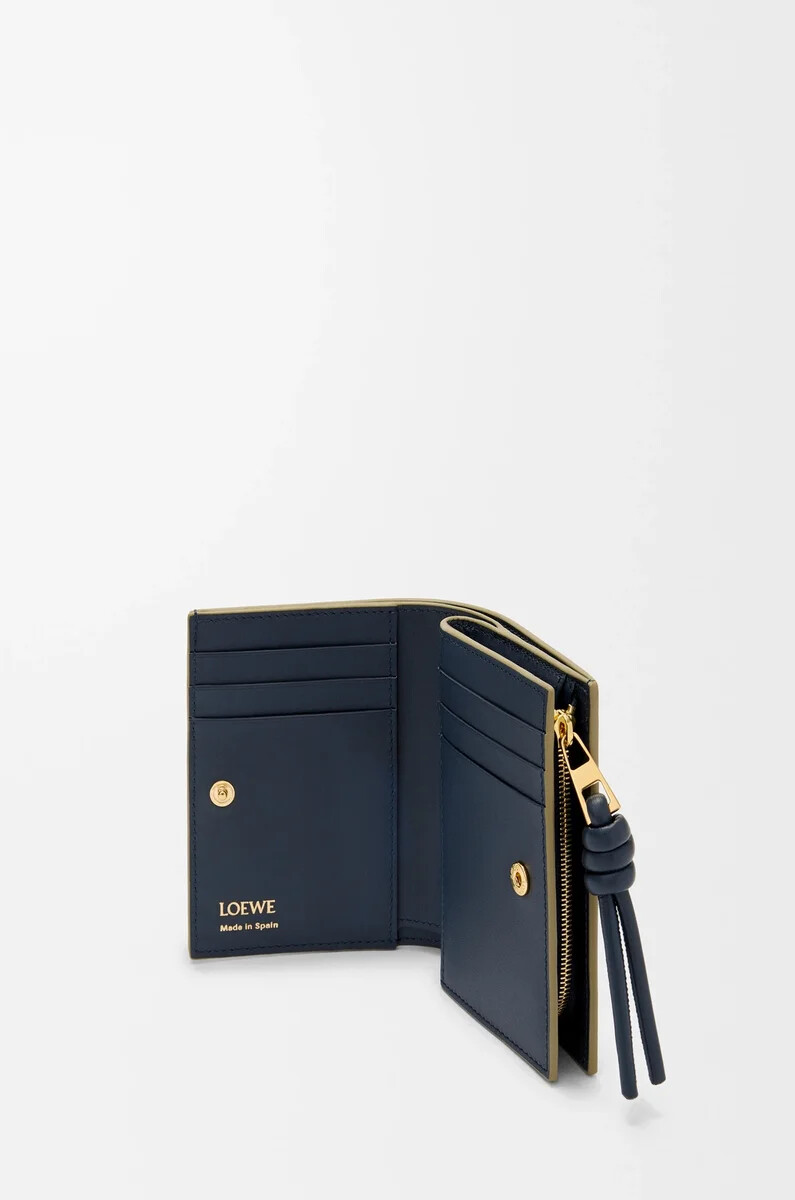 portefeuille compact knot en cuir de veau nappa brillant eucalyptusbleu marine profond