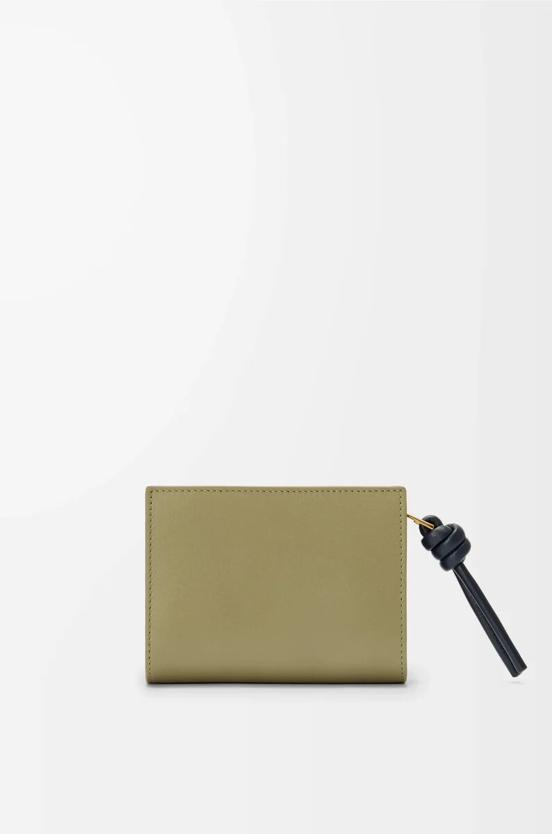 portefeuille compact knot en cuir de veau nappa brillant eucalyptusbleu marine profond
