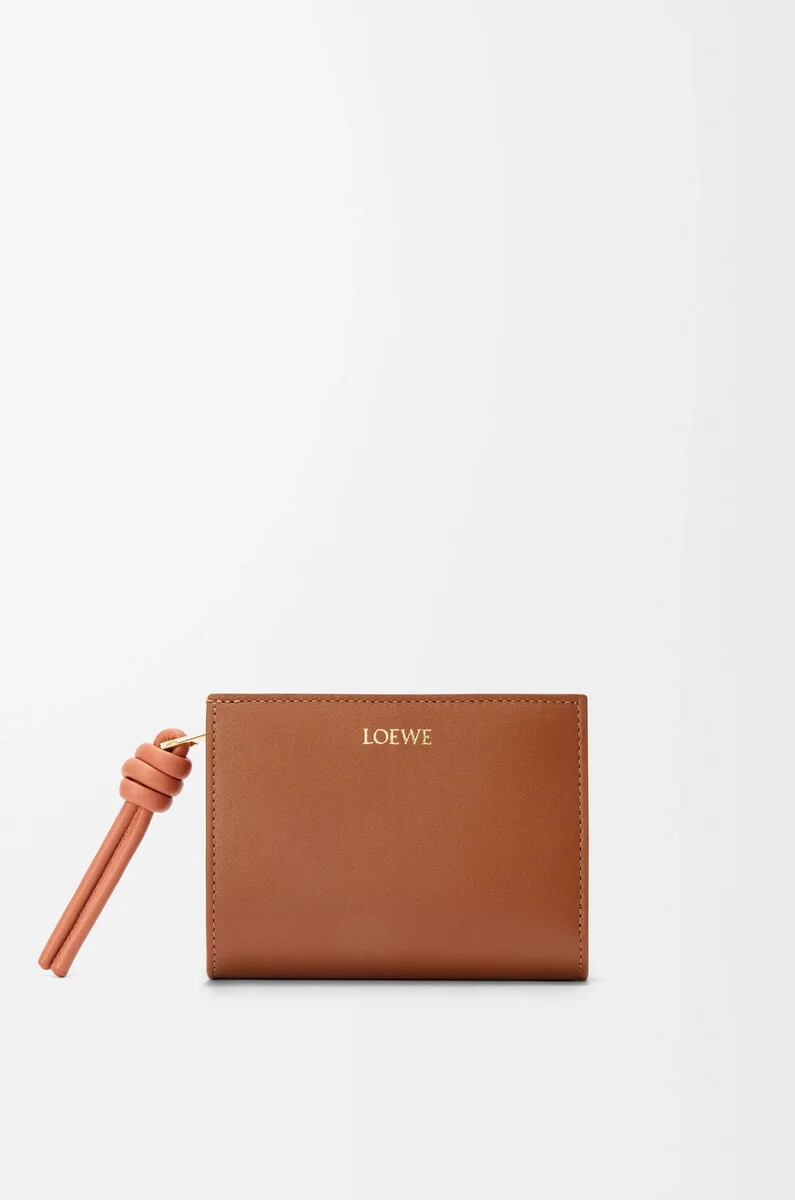 portefeuille compact knot en cuir de veau nappa brillant couleur fauvepapaye