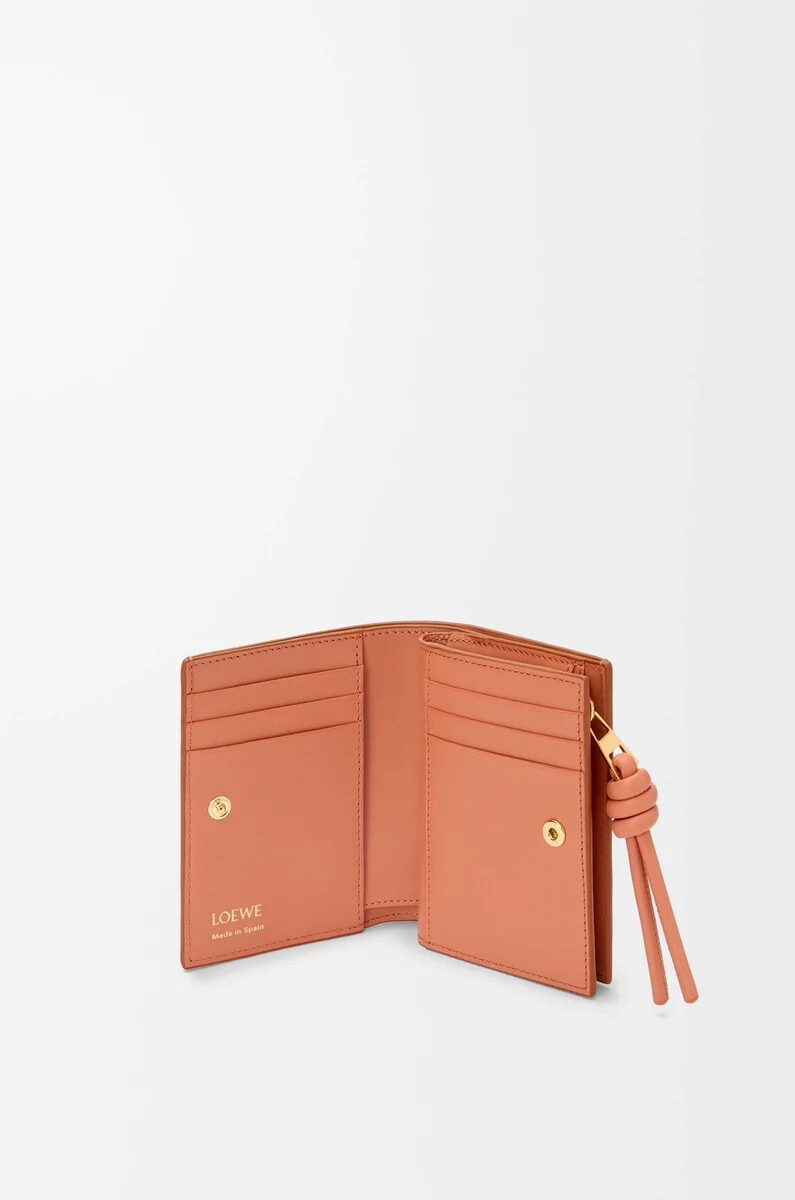 portefeuille compact knot en cuir de veau nappa brillant couleur fauvepapaye