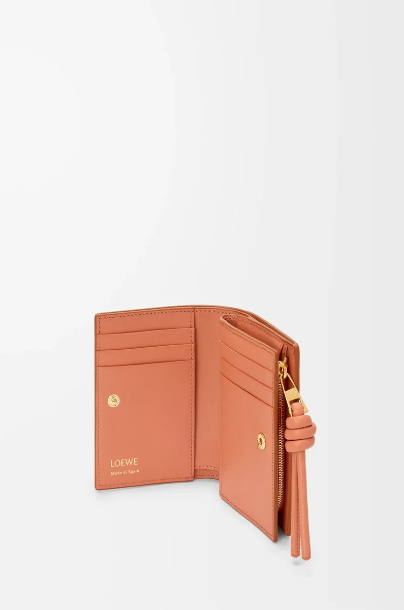 portefeuille compact knot en cuir de veau nappa brillant couleur fauvepapaye