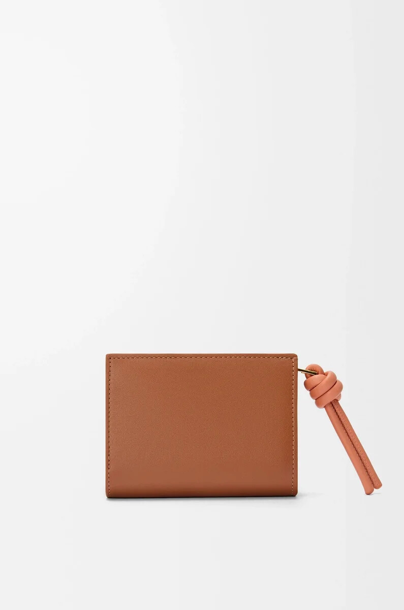 portefeuille compact knot en cuir de veau nappa brillant couleur fauvepapaye