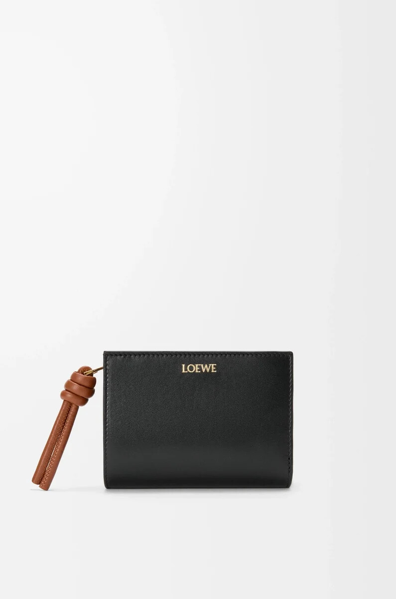 portefeuille compact knot en cuir de veau nappa brillant noirÉcureuil