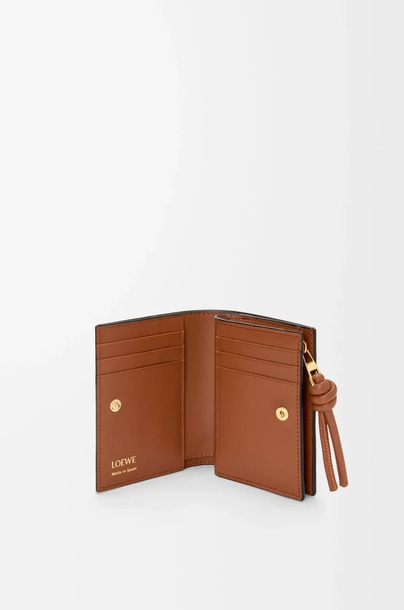portefeuille compact knot en cuir de veau nappa brillant noirÉcureuil