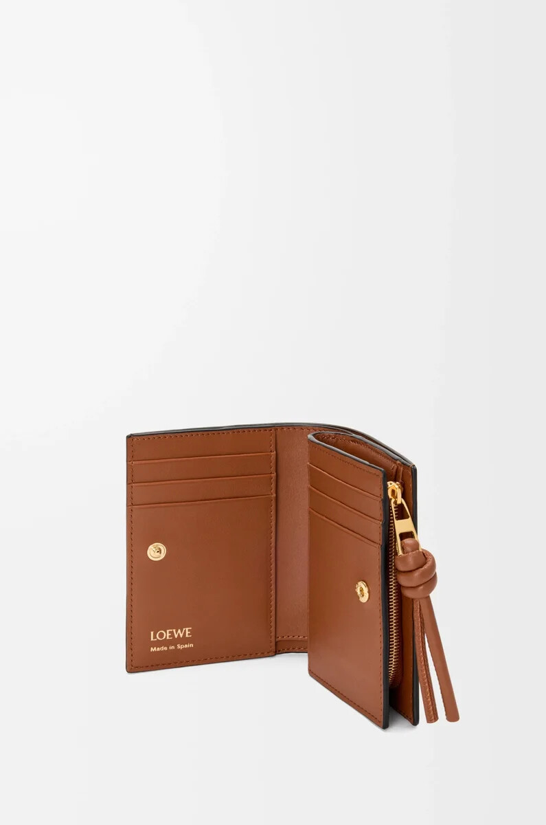 portefeuille compact knot en cuir de veau nappa brillant noirÉcureuil
