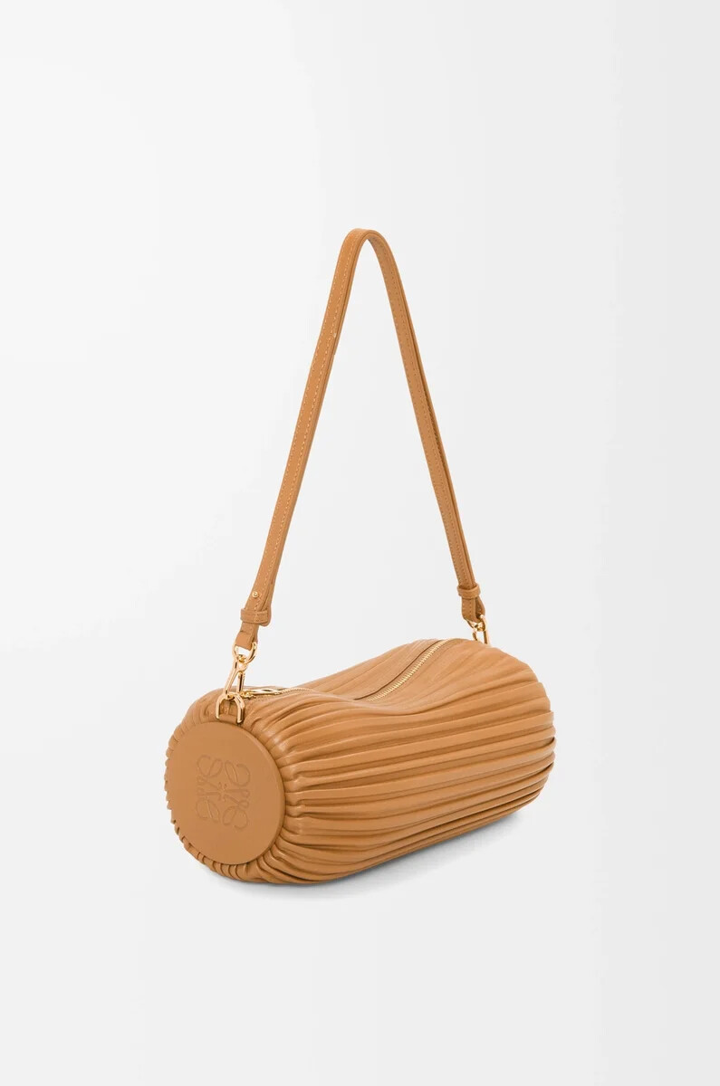 pochette bracelet en agneau nappa plissé couleur désert chaud