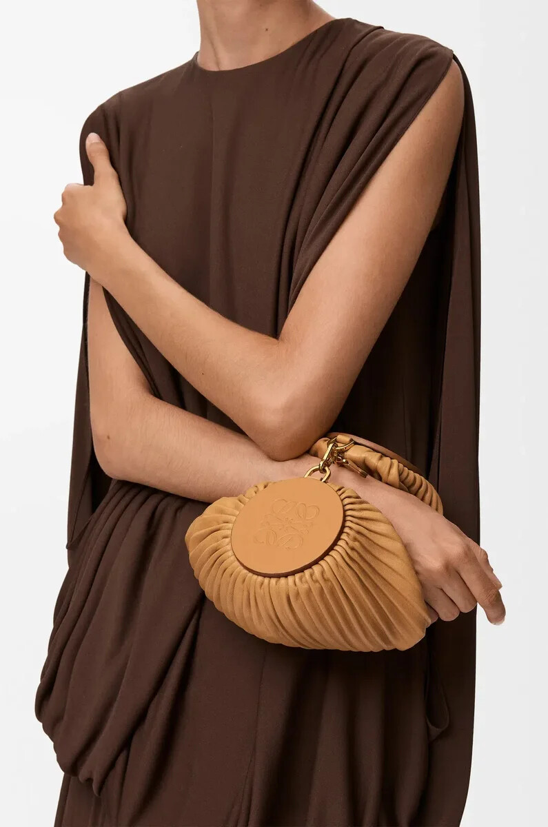 pochette bracelet en agneau nappa plissé couleur désert chaud