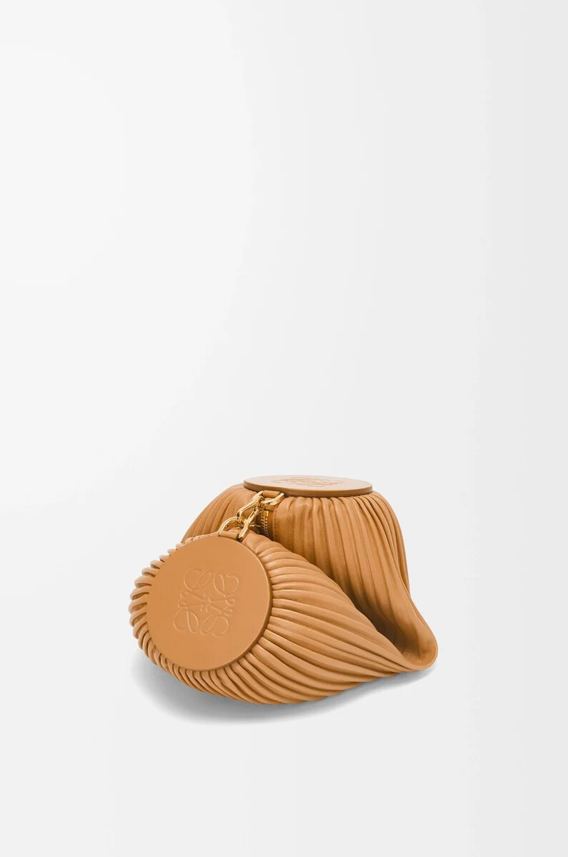 pochette bracelet en agneau nappa plissé couleur désert chaud