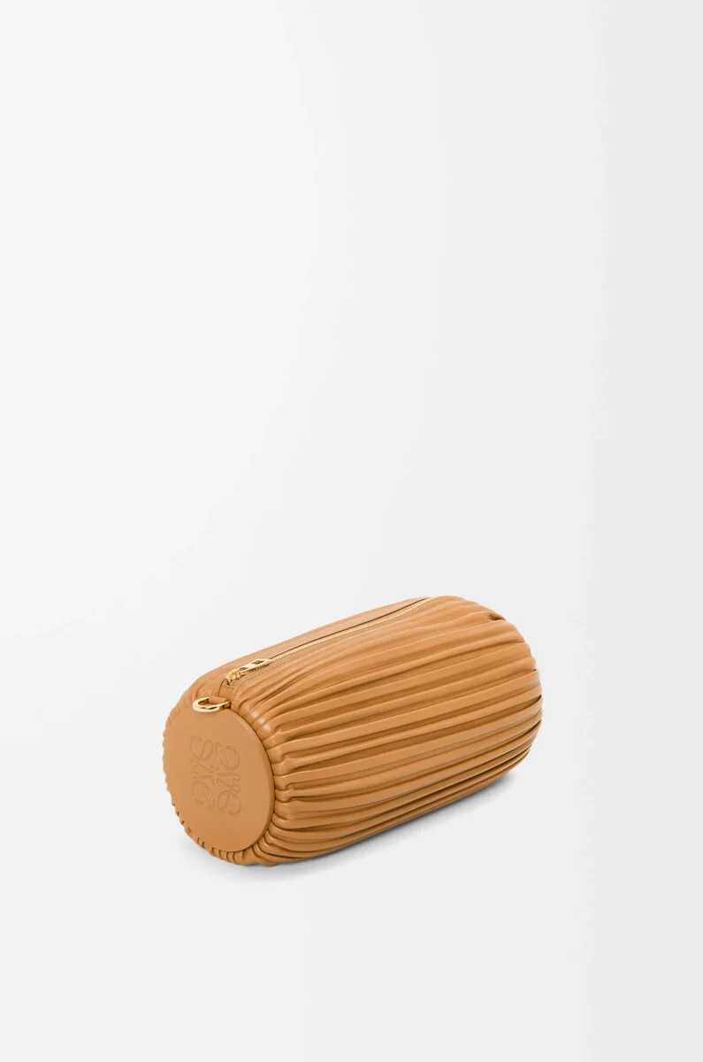 pochette bracelet en agneau nappa plissé couleur désert chaud