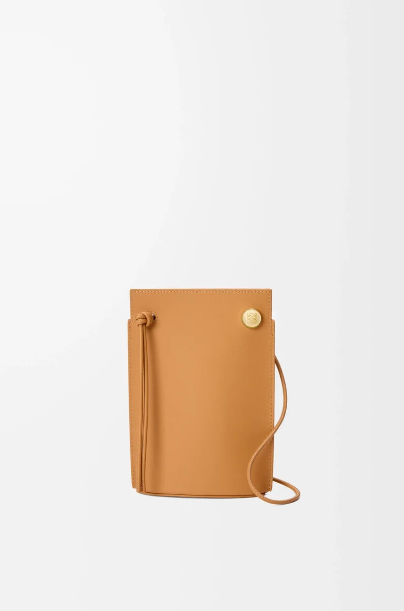 pochette pebble dice en cuir de veau classique warm desert