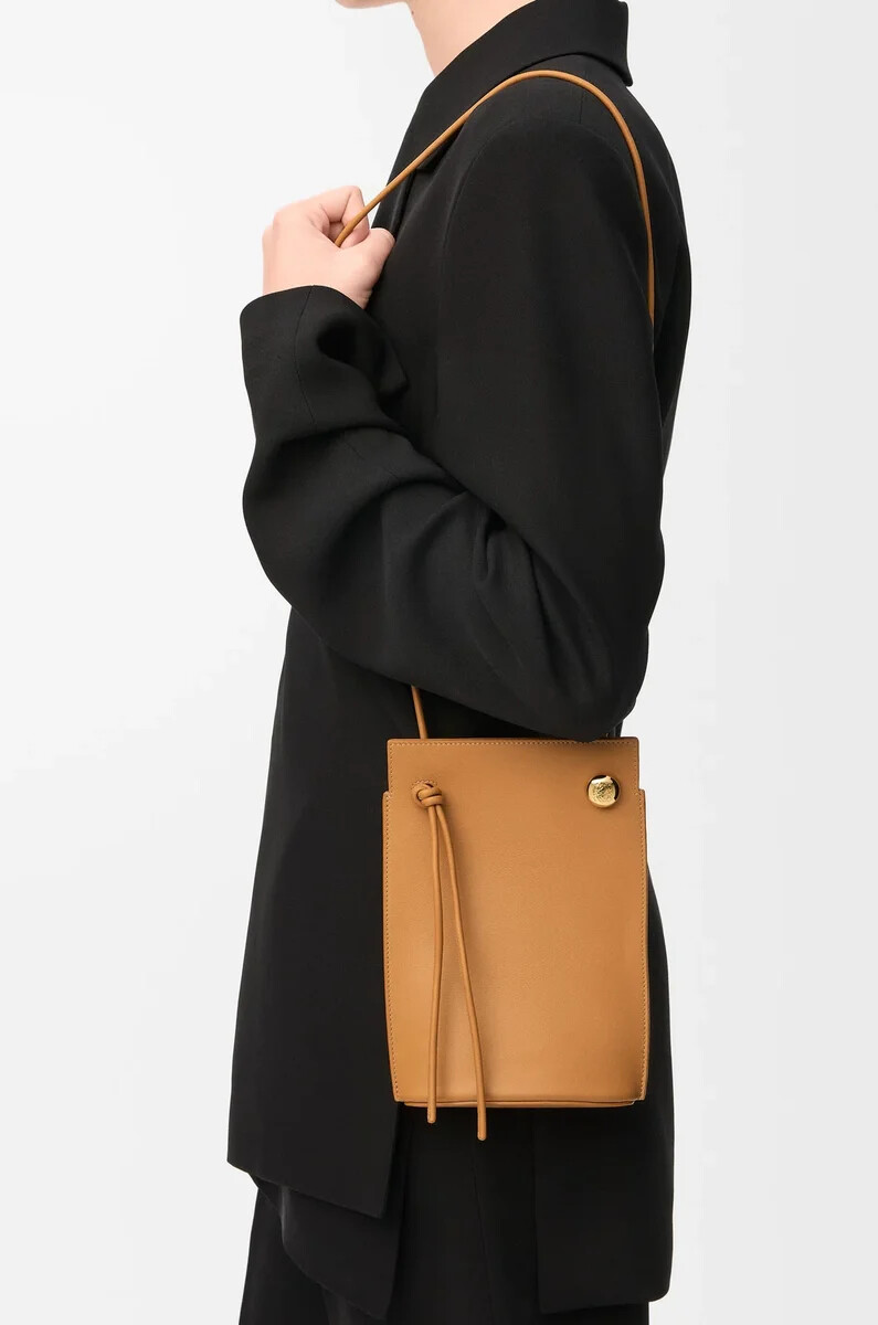 pochette pebble dice en cuir de veau classique warm desert