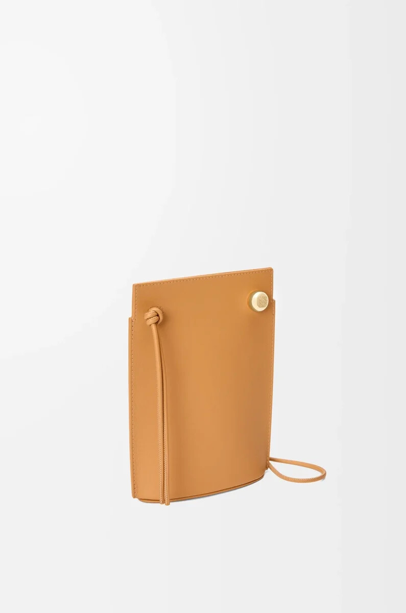 pochette pebble dice en cuir de veau classique warm desert