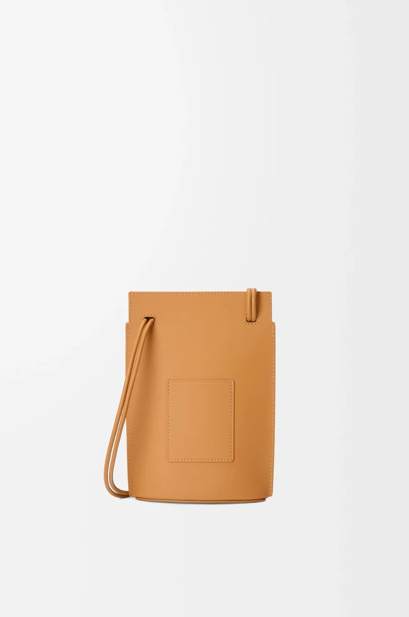 pochette pebble dice en cuir de veau classique warm desert