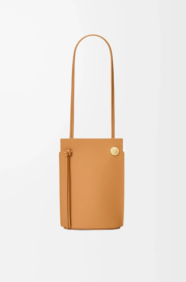 pochette pebble dice en cuir de veau classique warm desert