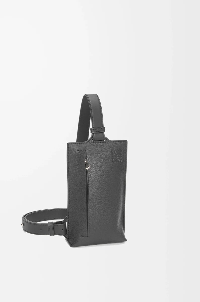 poche verticale en t en cuir de veau grainé souple anthracite