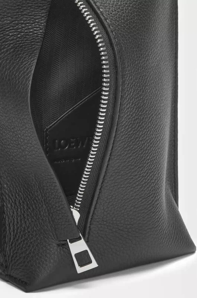 poche verticale en t en cuir de veau grainé souple anthracite