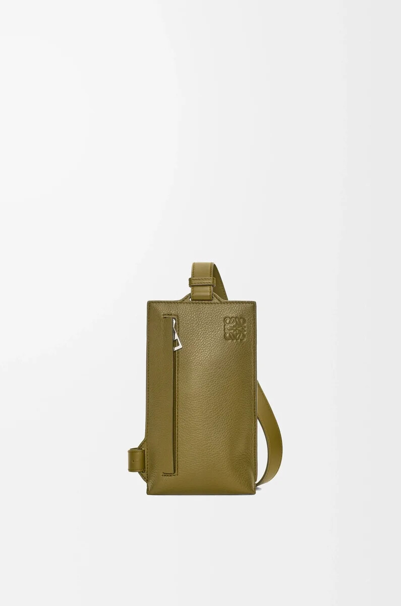 poche verticale en t en cuir de veau grainé souple olive