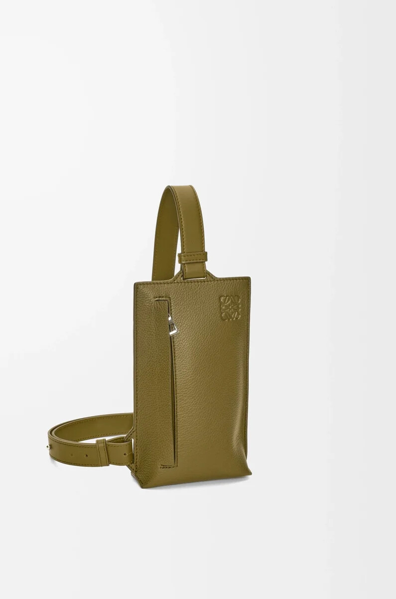 poche verticale en t en cuir de veau grainé souple olive