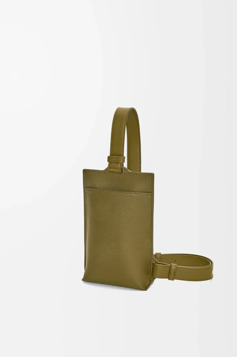 poche verticale en t en cuir de veau grainé souple olive