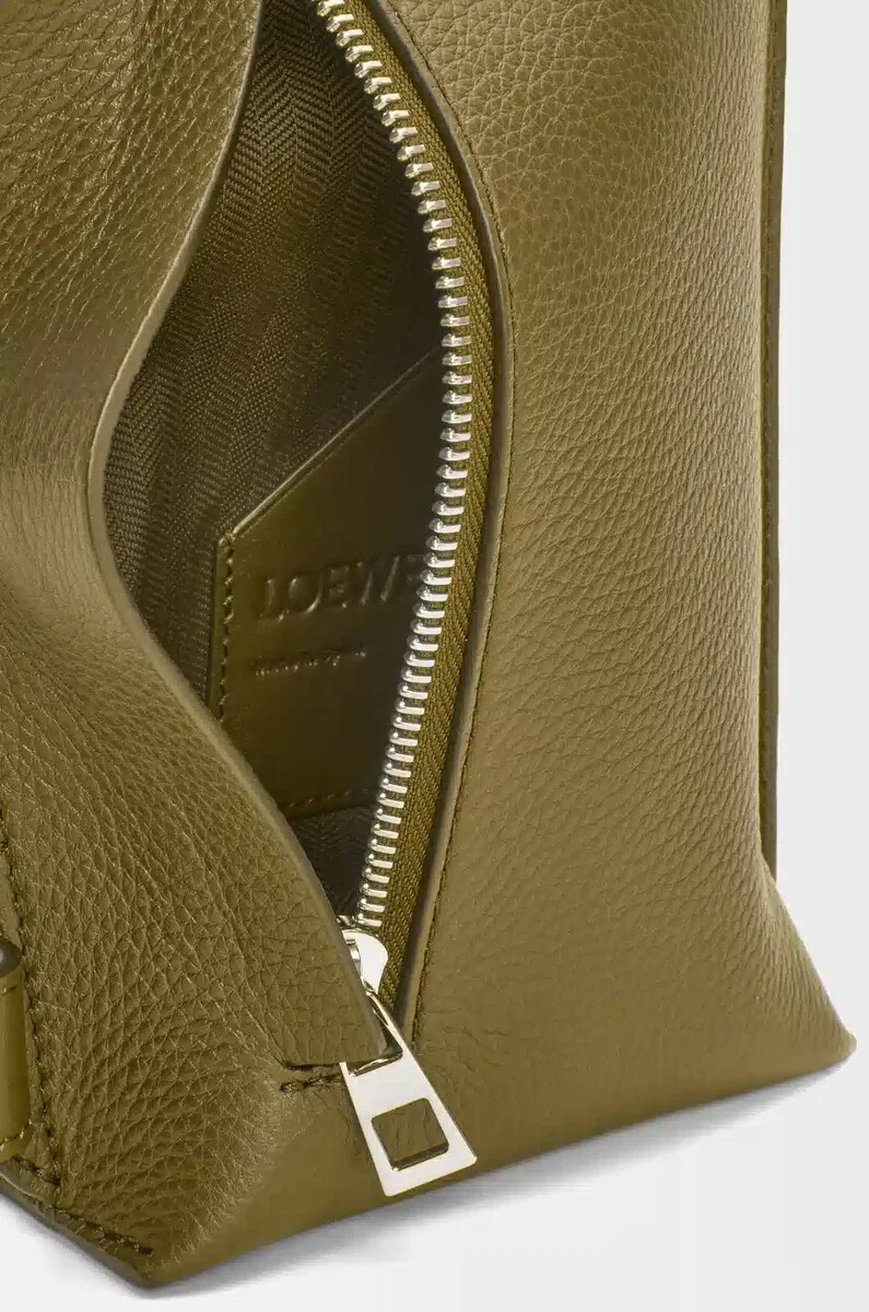 poche verticale en t en cuir de veau grainé souple olive