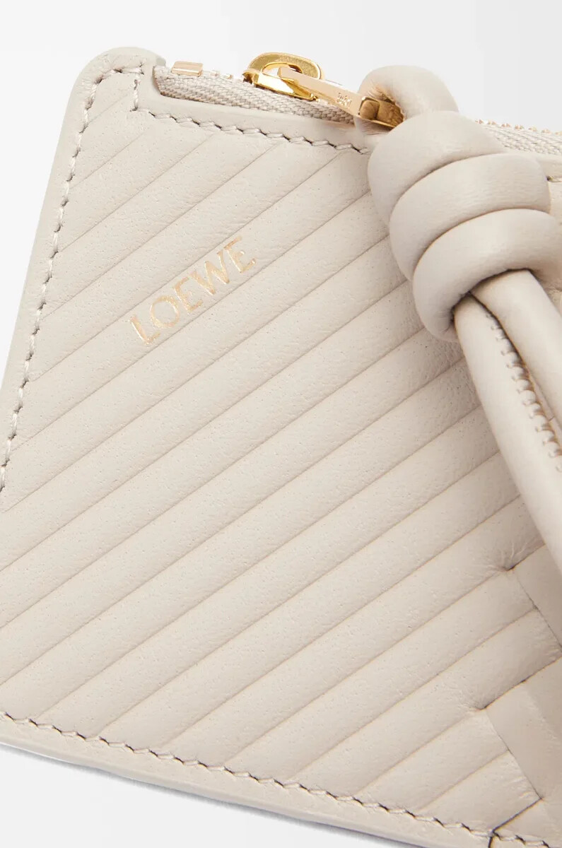 porte-cartes knot en cuir de veau nappa brillant couleur avoine claire