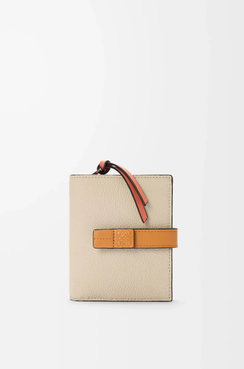 portefeuille compact zippé en cuir de veau grainé souple couleur avoine clairemiel