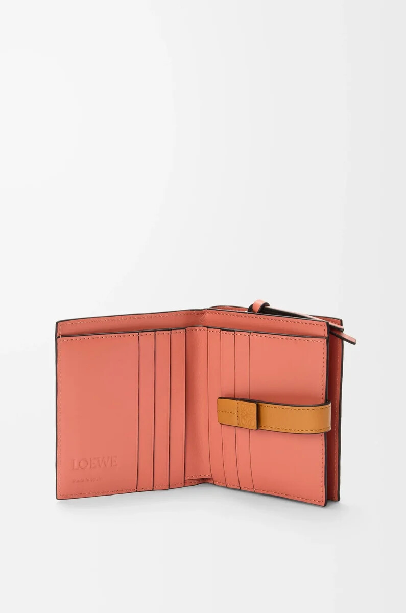 portefeuille compact zippé en cuir de veau grainé souple couleur avoine clairemiel