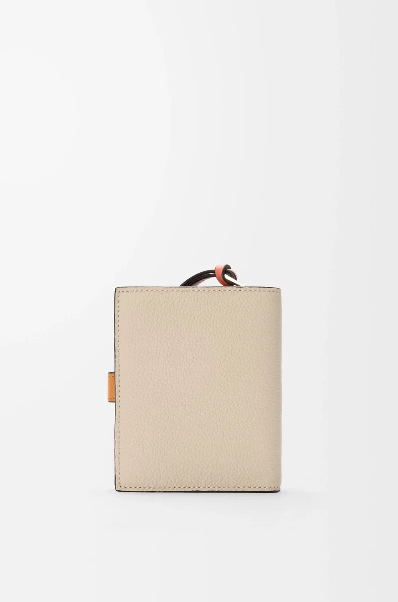 portefeuille compact zippé en cuir de veau grainé souple couleur avoine clairemiel