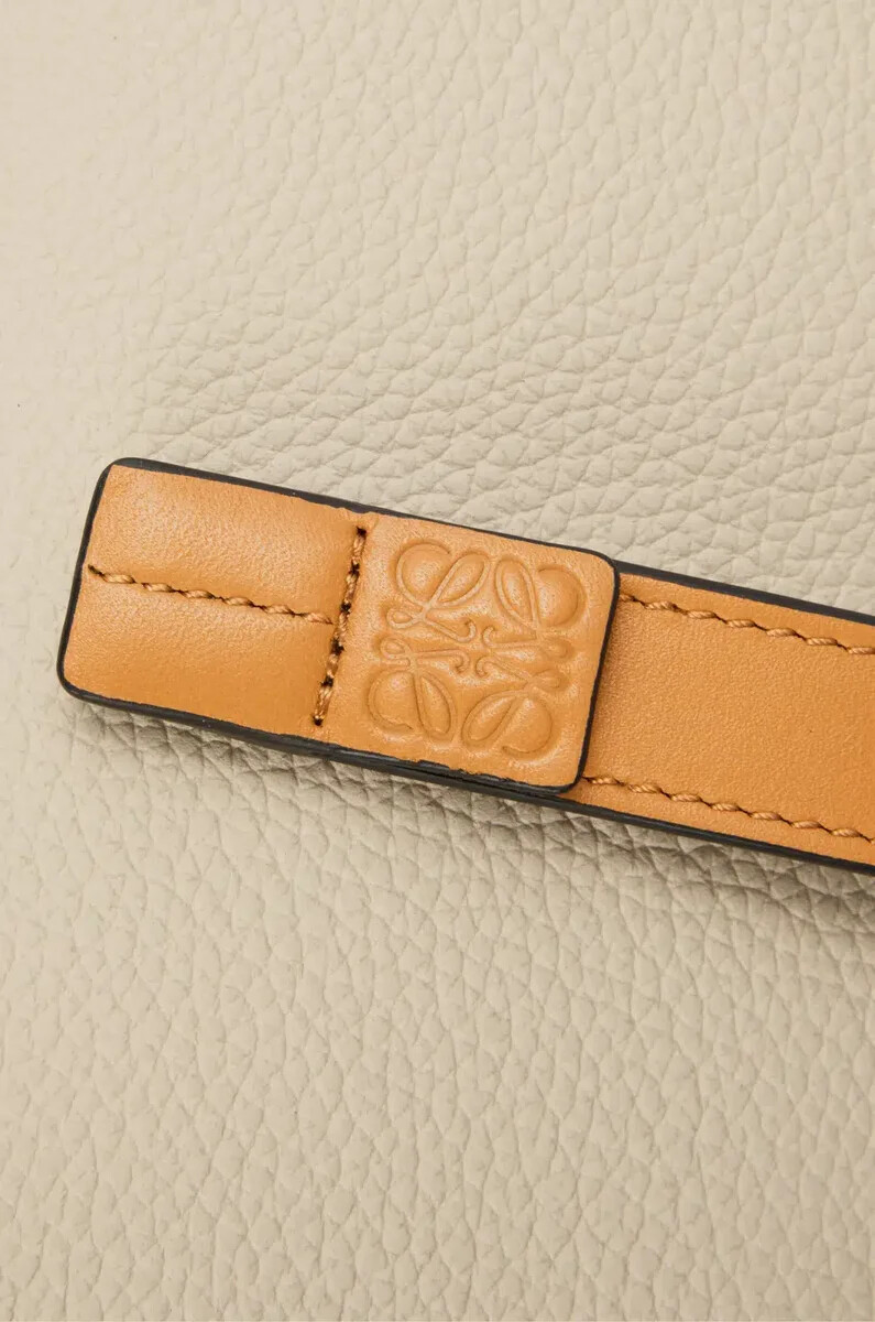 portefeuille compact zippé en cuir de veau grainé souple couleur avoine clairemiel