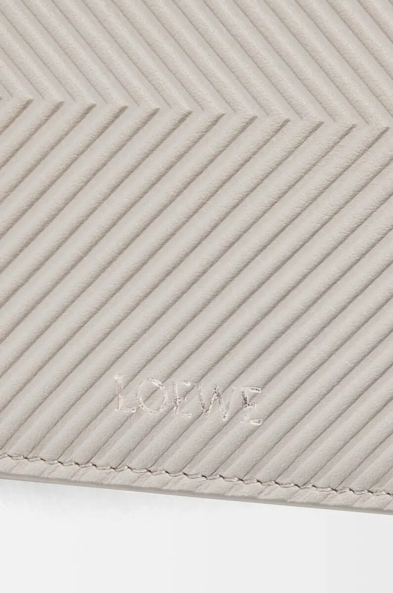 portefeuille à deux volets en cuir de veau texturé gris coquillage