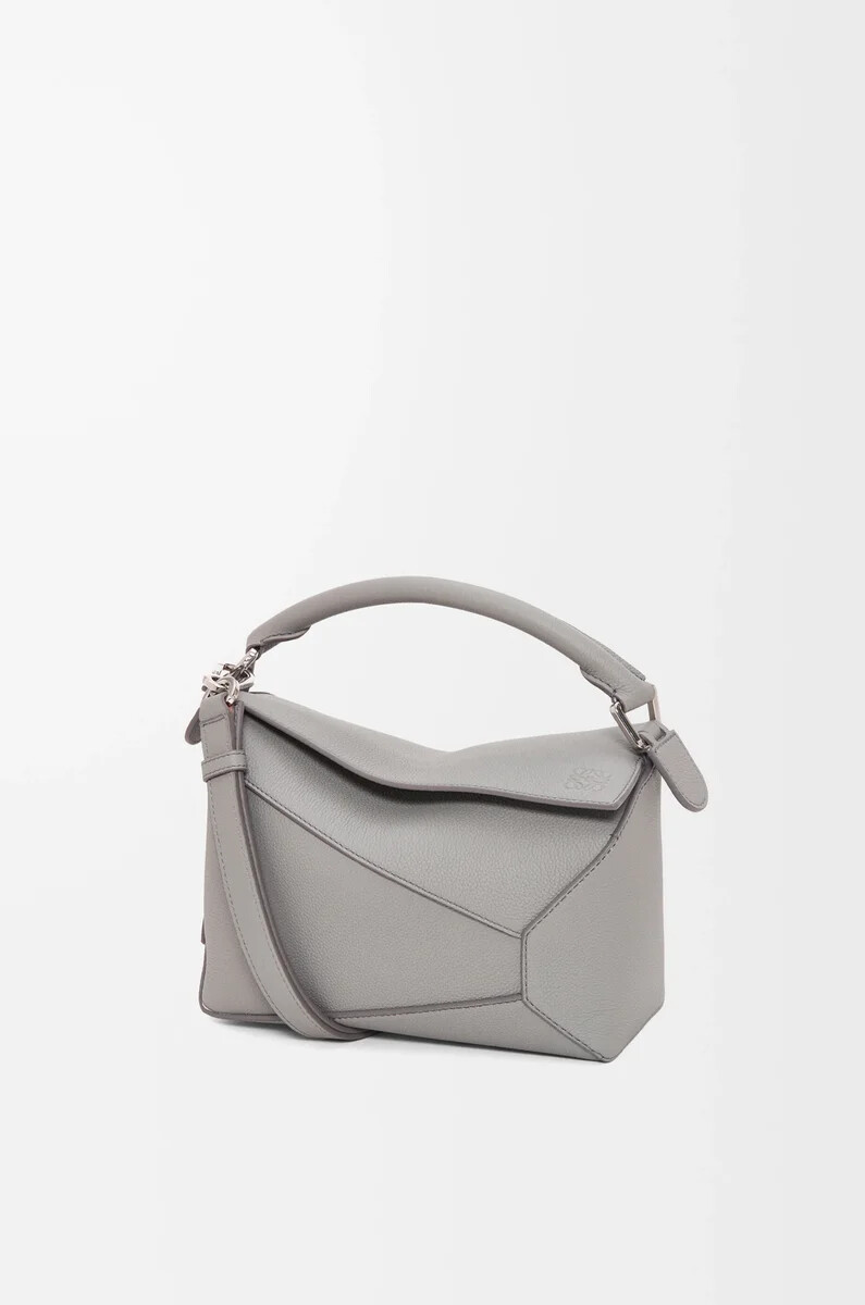 petit sac puzzle edge en cuir de veau grainé souple gris perle