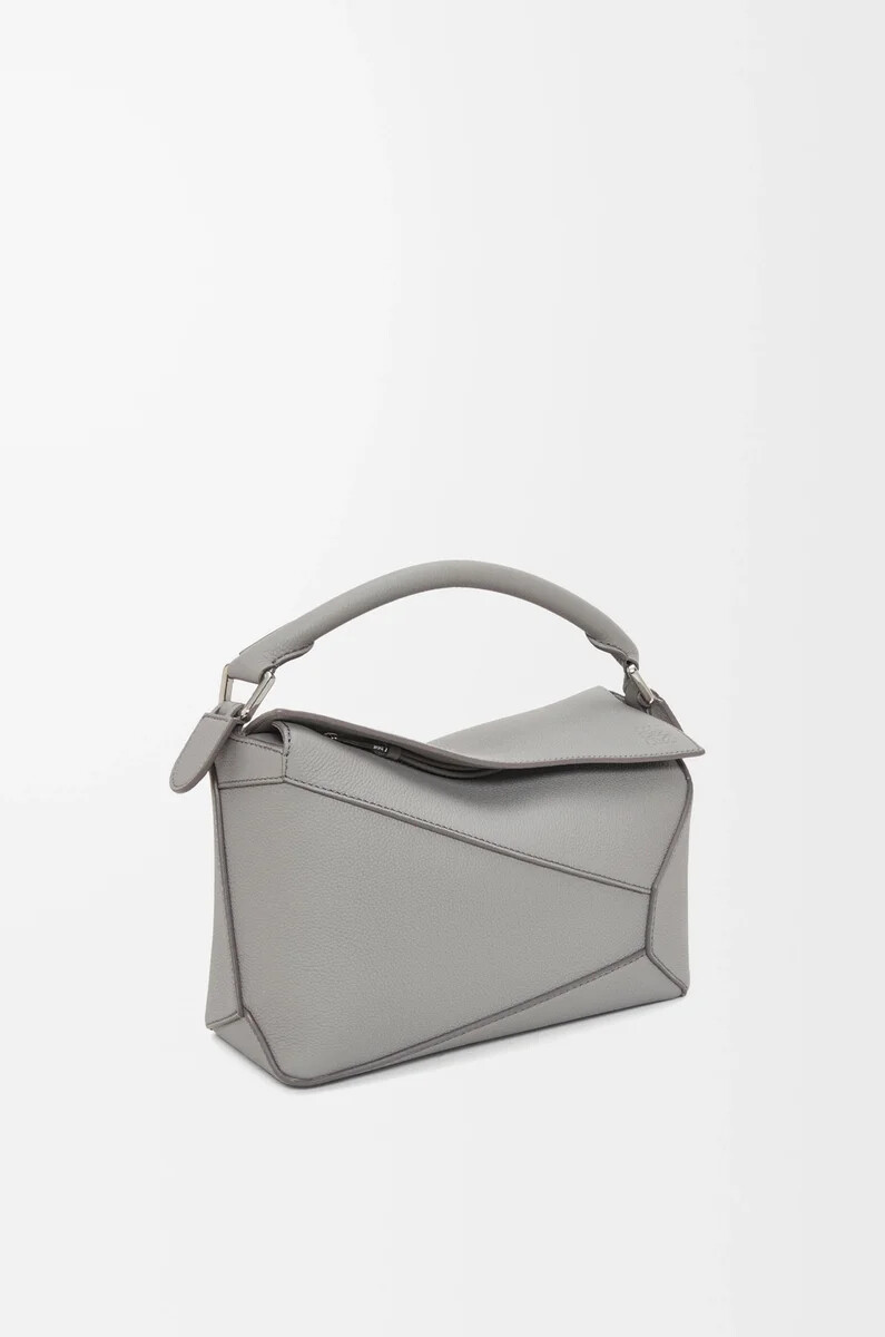 petit sac puzzle edge en cuir de veau grainé souple gris perle