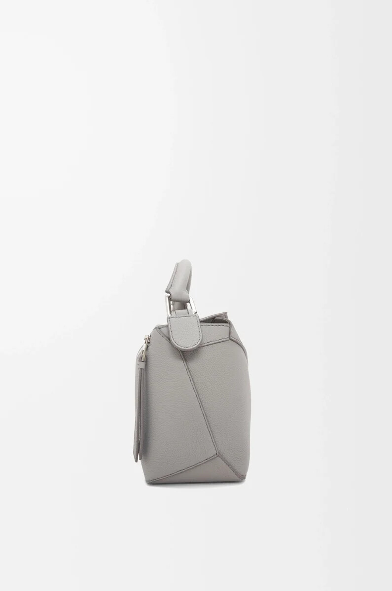 petit sac puzzle edge en cuir de veau grainé souple gris perle