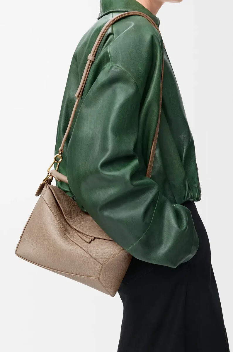 petit sac puzzle edge en cuir de veau souple grainé couleur sable