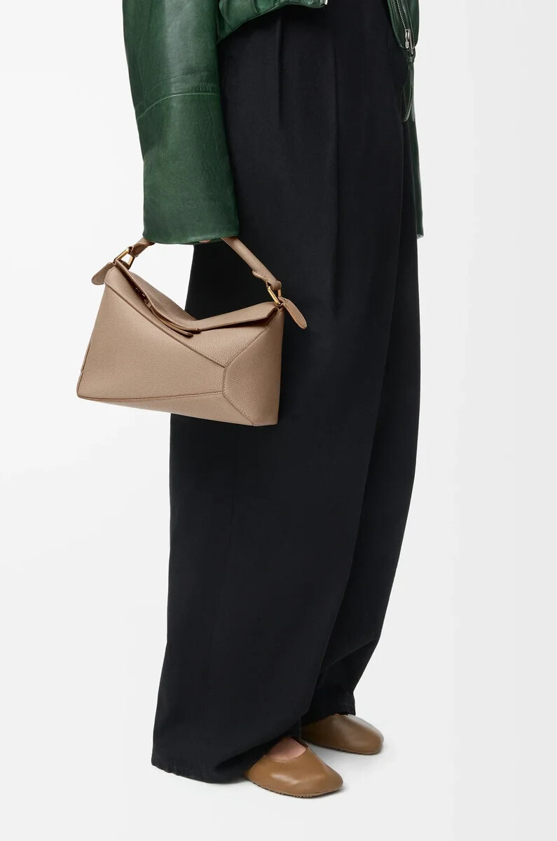 petit sac puzzle edge en cuir de veau souple grainé couleur sable