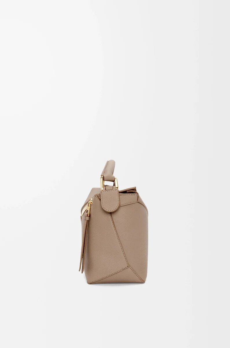 petit sac puzzle edge en cuir de veau souple grainé couleur sable