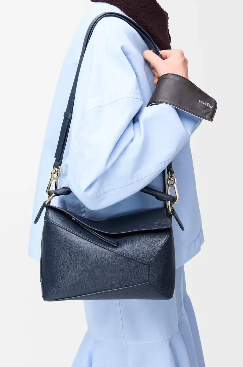 petit sac puzzle edge en cuir de veau grainé souple bleu marine foncé
