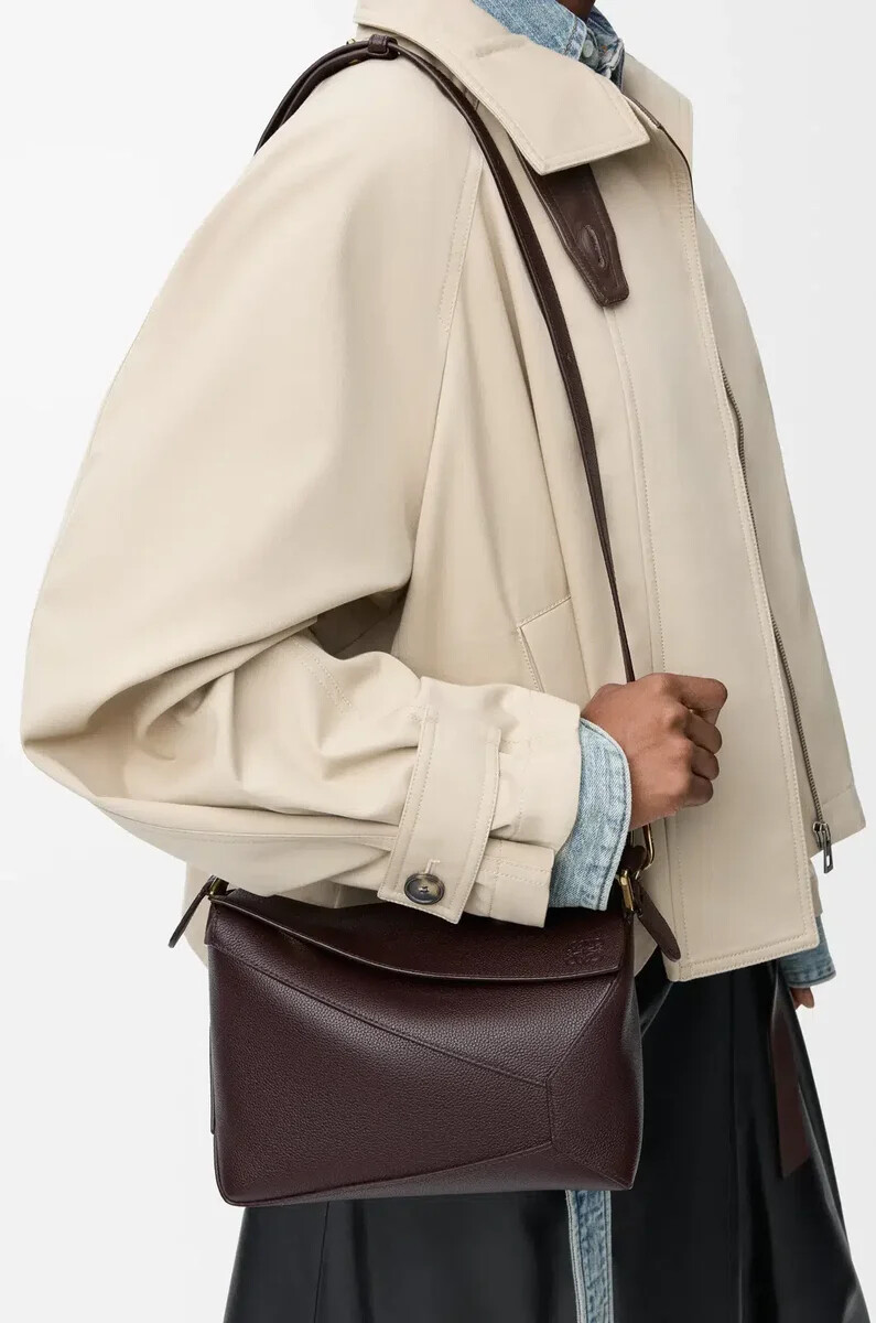 petit sac puzzle edge en cuir de veau souple grainé couleur châtaigne foncée