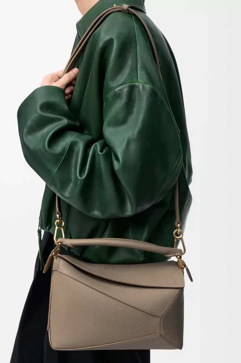 petit sac puzzle edge en cuir de veau grainé souple taupe