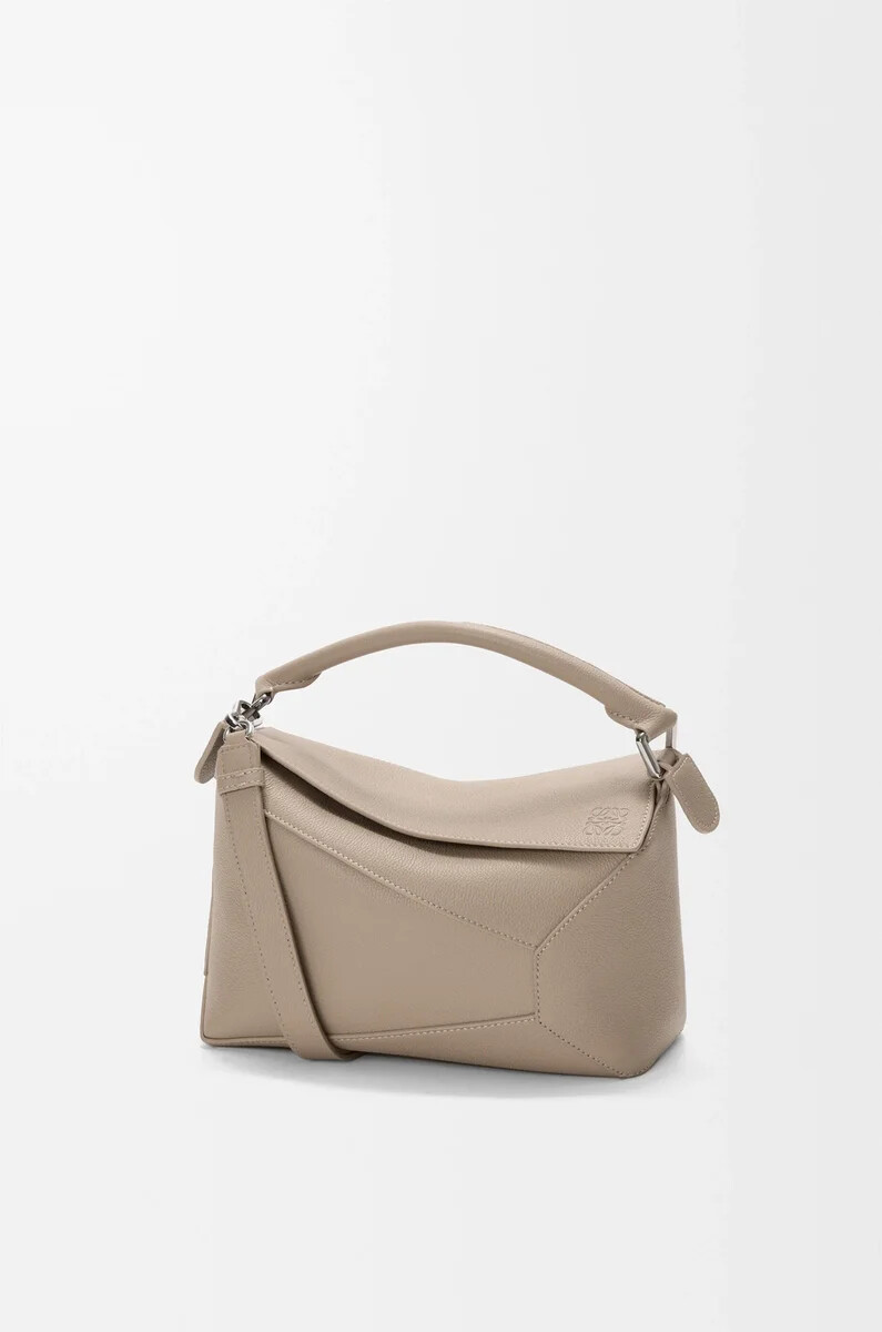 petit sac puzzle edge en cuir de veau souple grainé couleur argile