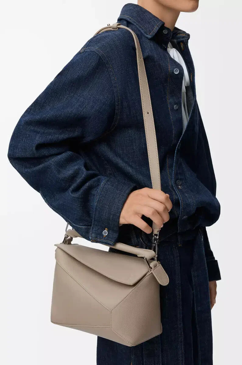 petit sac puzzle edge en cuir de veau souple grainé couleur argile