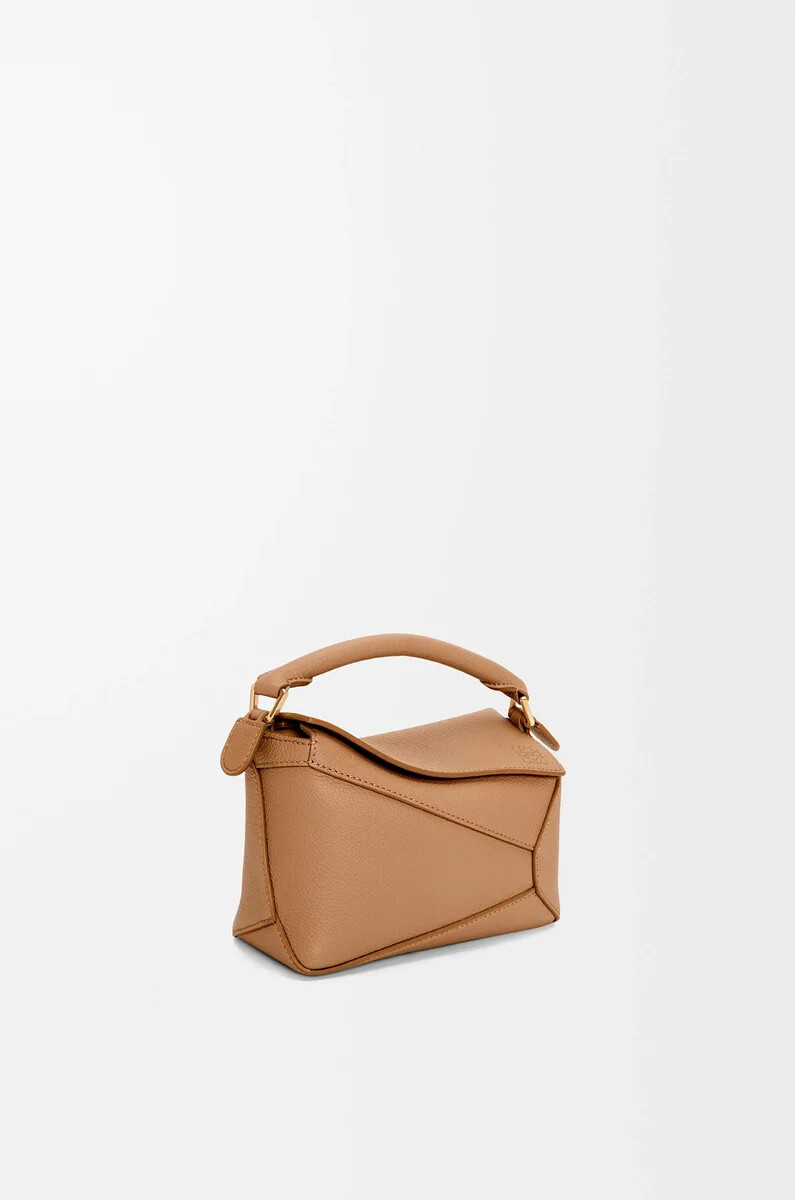 sac mini puzzle edge en cuir de veau grainé souple couleur caramel