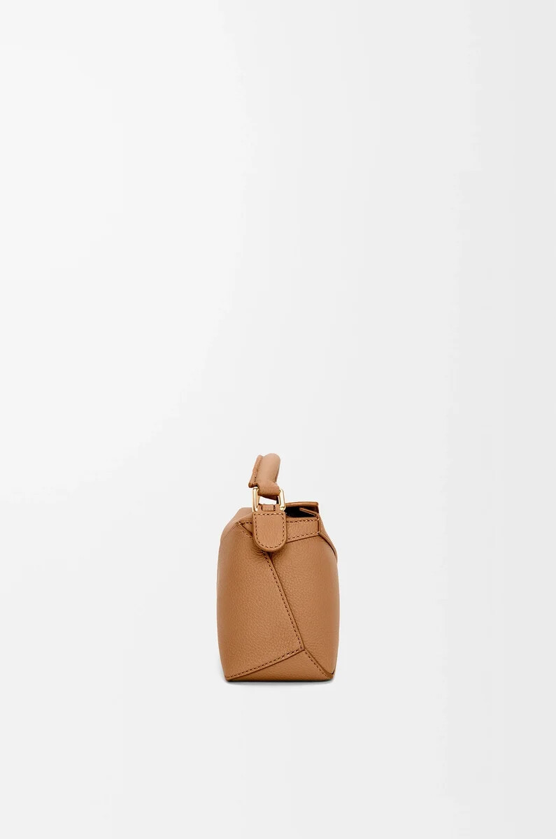 sac mini puzzle edge en cuir de veau grainé souple couleur caramel