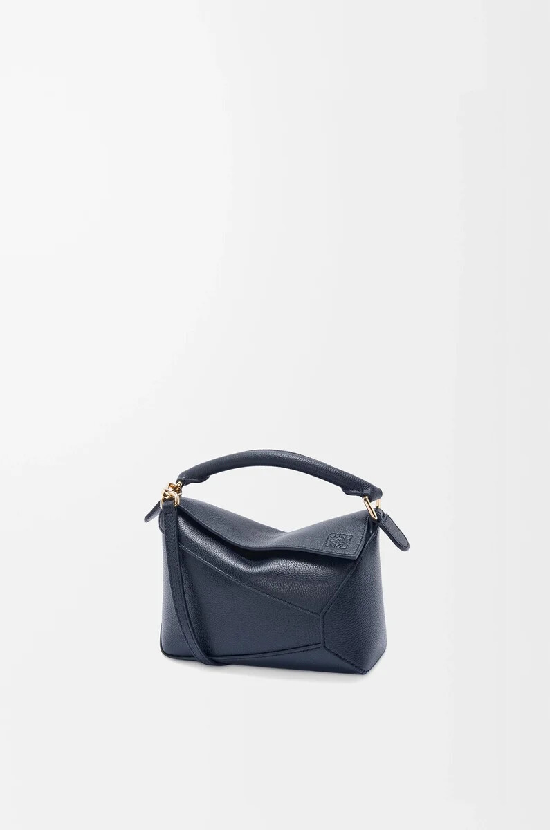 sac mini puzzle edge en cuir de veau grainé souple bleu marine profond