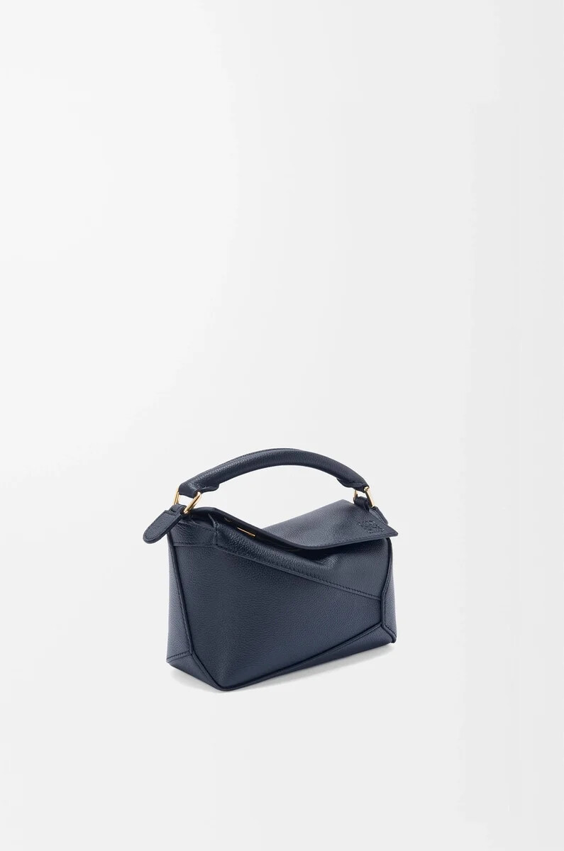 sac mini puzzle edge en cuir de veau grainé souple bleu marine profond