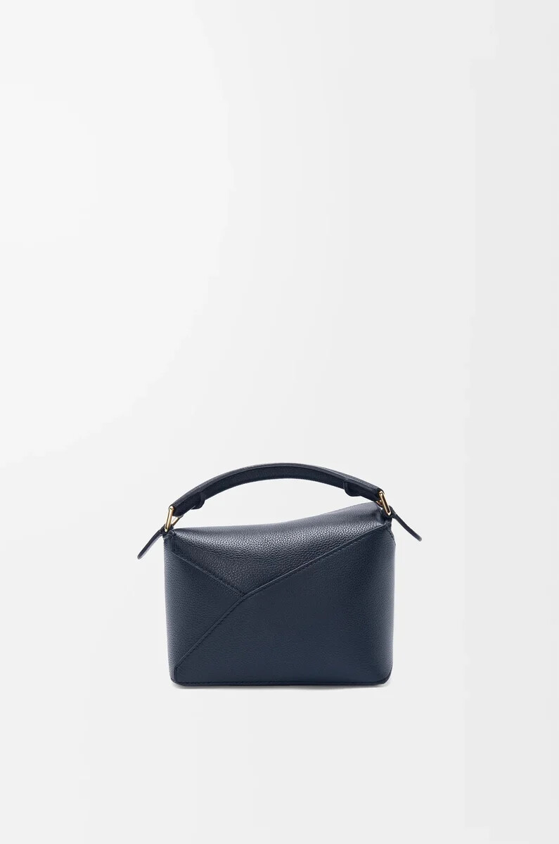sac mini puzzle edge en cuir de veau grainé souple bleu marine profond